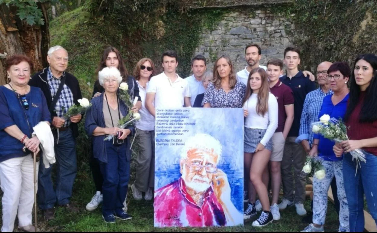 Familiares de Manu Izaguirre Lacoste, junto a un cuadro con su imagen y junto a familiares del también voluntario de Burdina, Joxe Paulo.