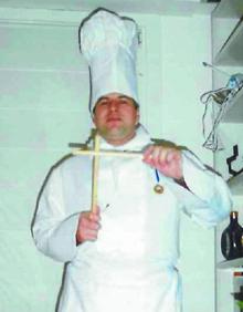 Imagen secundaria 2 - Arriba junto a Álvaro Moraga y Eugenio Azpíroz; abajo a la izquierda el día de su boda y a la derecha, de cocinero listo para participar en la Tamborrada. 