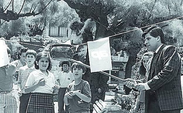Imagen principal - Arriba, en un acto en Alderdi Eder. Abajo a la izquierda, en una de las curiosas iniciativas montadas durante una campaña y a la izquierda, con la bandera de la ciudad en el Ayuntamiento. 