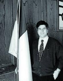 Imagen secundaria 2 - Arriba, en un acto en Alderdi Eder. Abajo a la izquierda, en una de las curiosas iniciativas montadas durante una campaña y a la izquierda, con la bandera de la ciudad en el Ayuntamiento. 