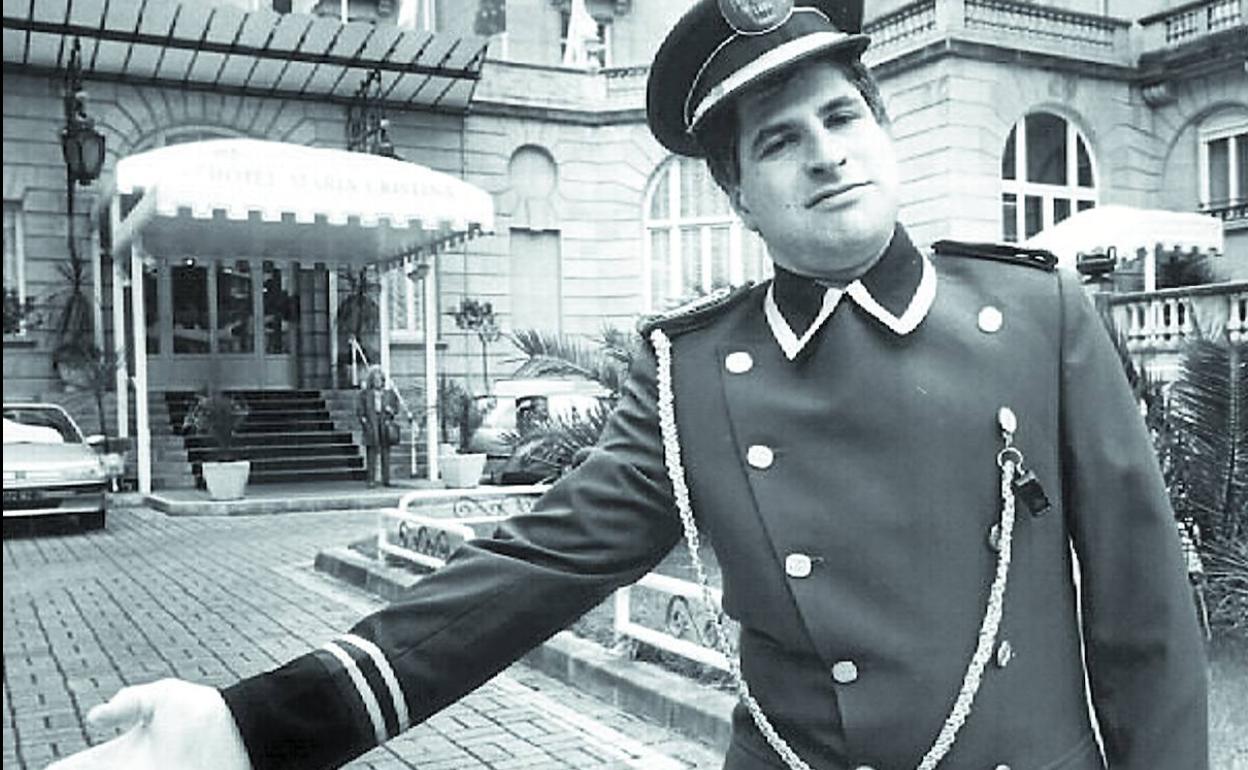 Gregorio se vistió de recepcionista del hotel María Cristina en una campaña para fomentar el turismo. 