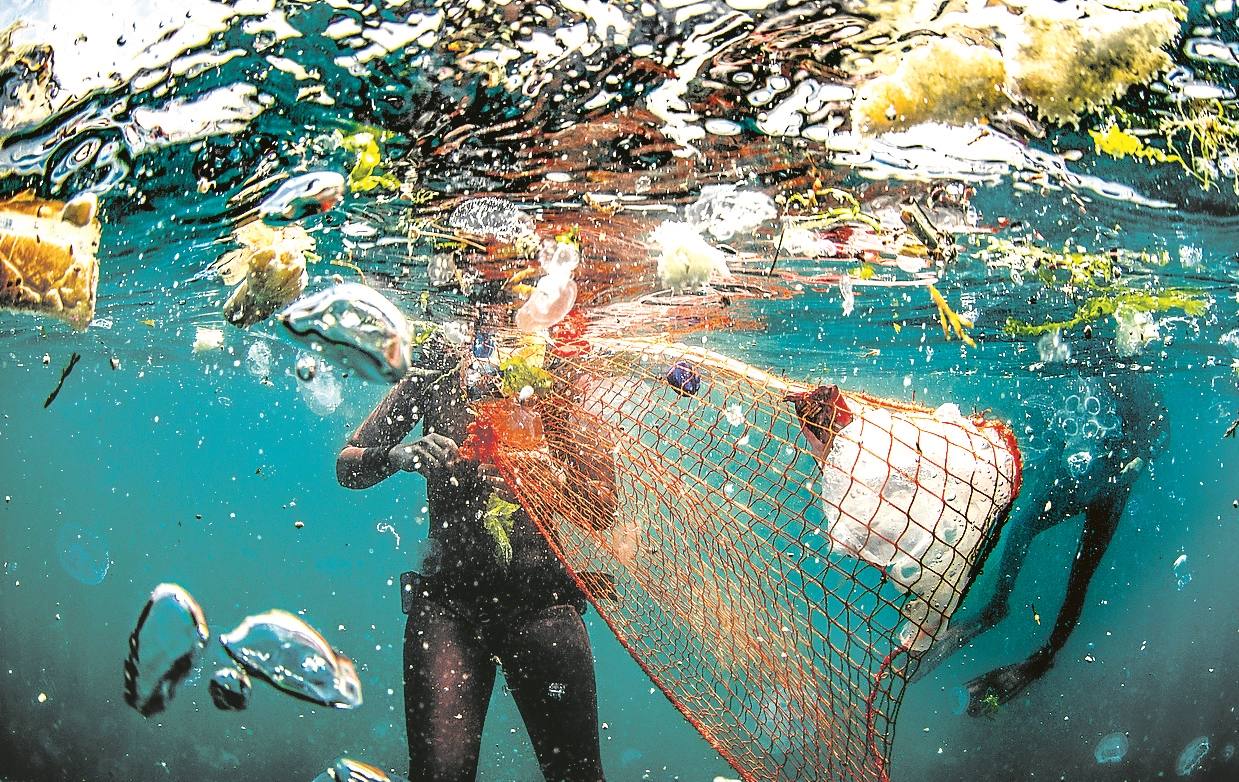 Voluntarios limpian de desperdicios las aguas del Bósforo, en Turquía.