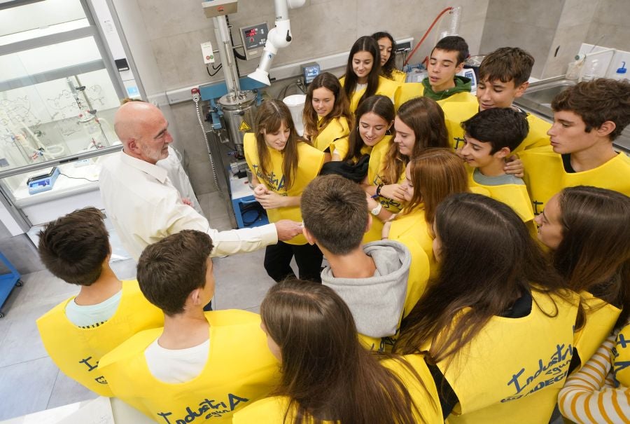 Los jóvenes guipuzcoanos han visitados diversas empresas industriales del territorio. 