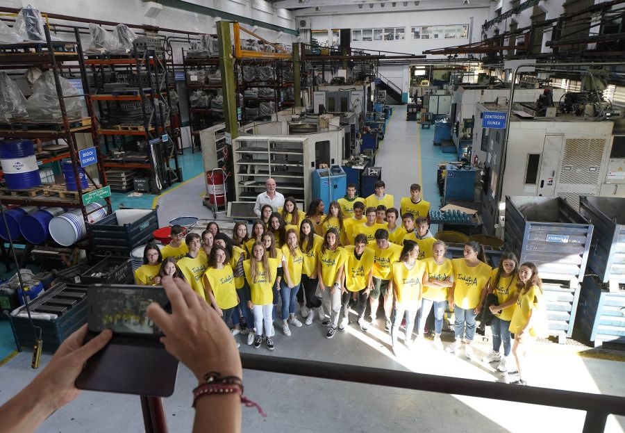 Los jóvenes guipuzcoanos han visitados diversas empresas industriales del territorio. 