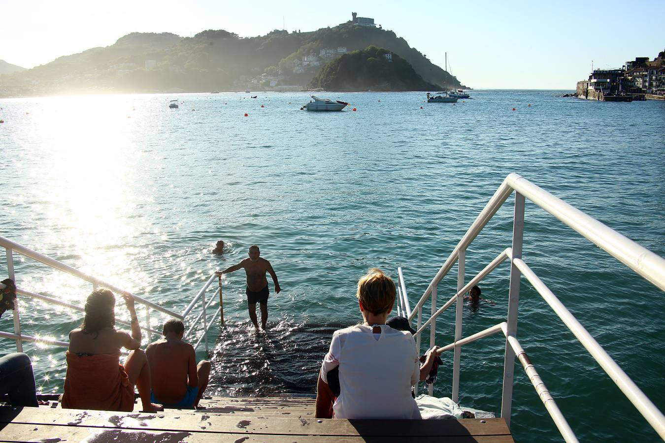 Las condiciones se dejaron sentir en todo el litoral guipuzcoano, y en San Sebastián, como siempre, dejaron momentos espectaculares.