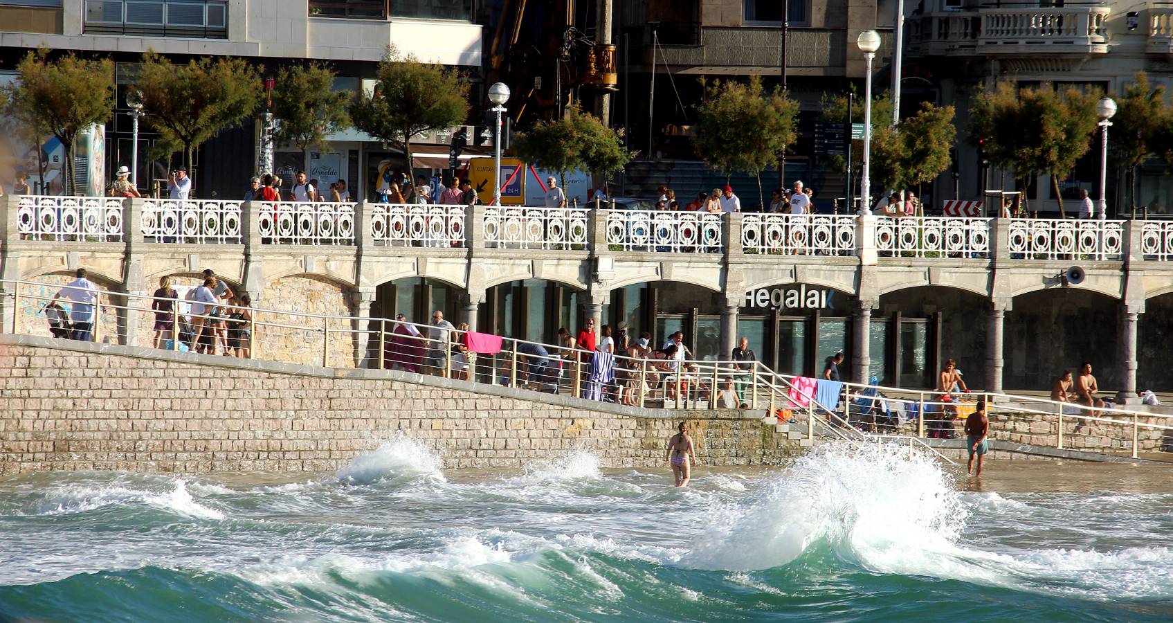 Las condiciones se dejaron sentir en todo el litoral guipuzcoano, y en San Sebastián, como siempre, dejaron momentos espectaculares.