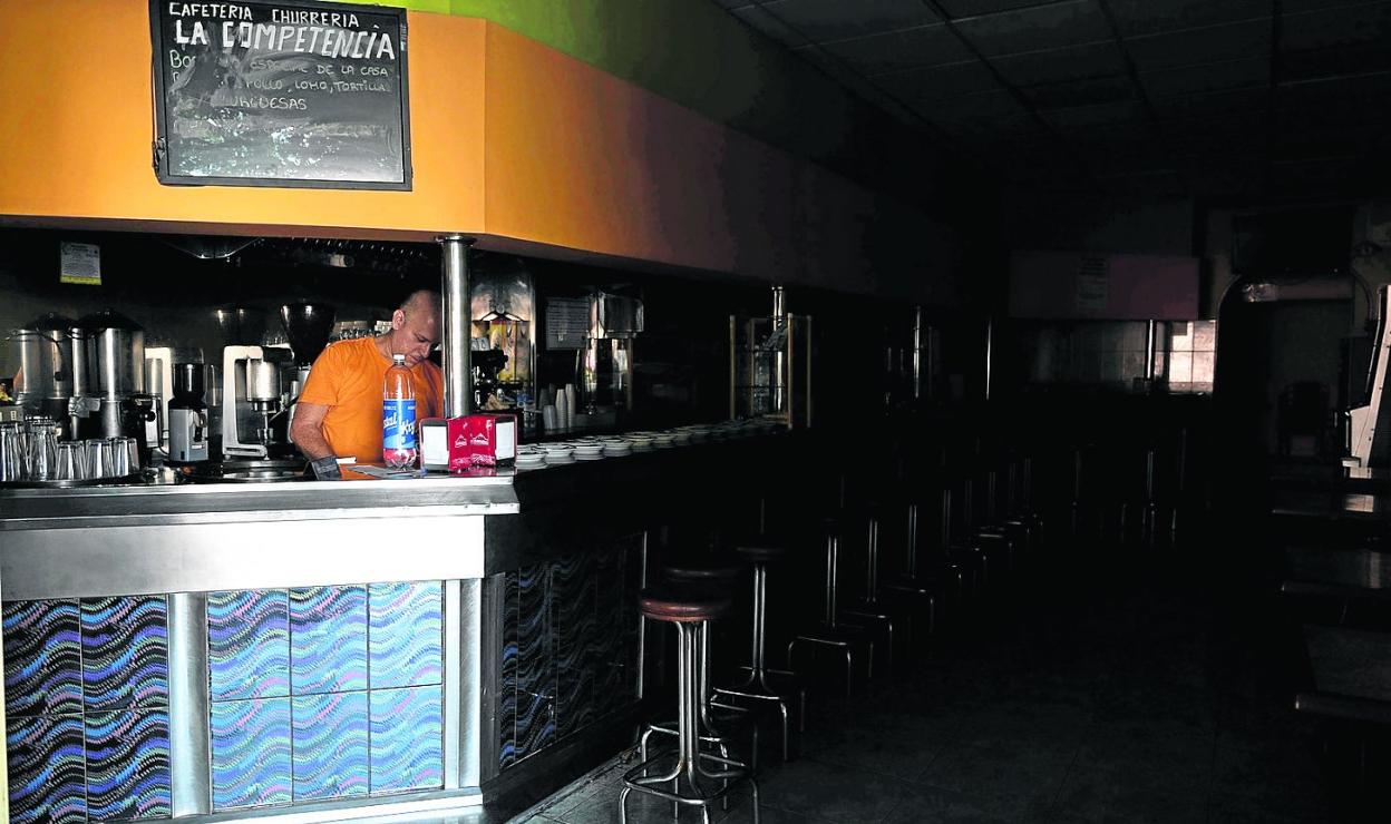 Penumbra. Muchos bares y restaurantes continuaron atendiendo a sus clientes a oscuras.