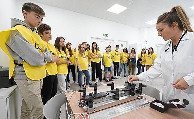 Alumnos de Antonianos de Zarautz atienden la explicación de una de las trabajadoras de la empresa Fresmak.