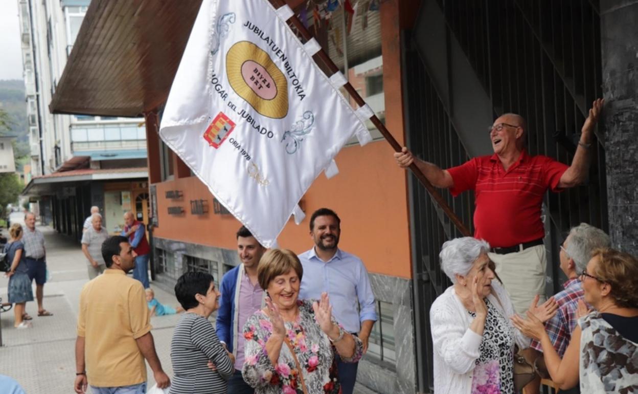 Izada. Momento de la izada de bandera ante el Hogar.