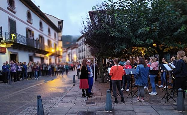 Dolores Redondo, la tarde del miércoles con los vecinos de Elizondo. 