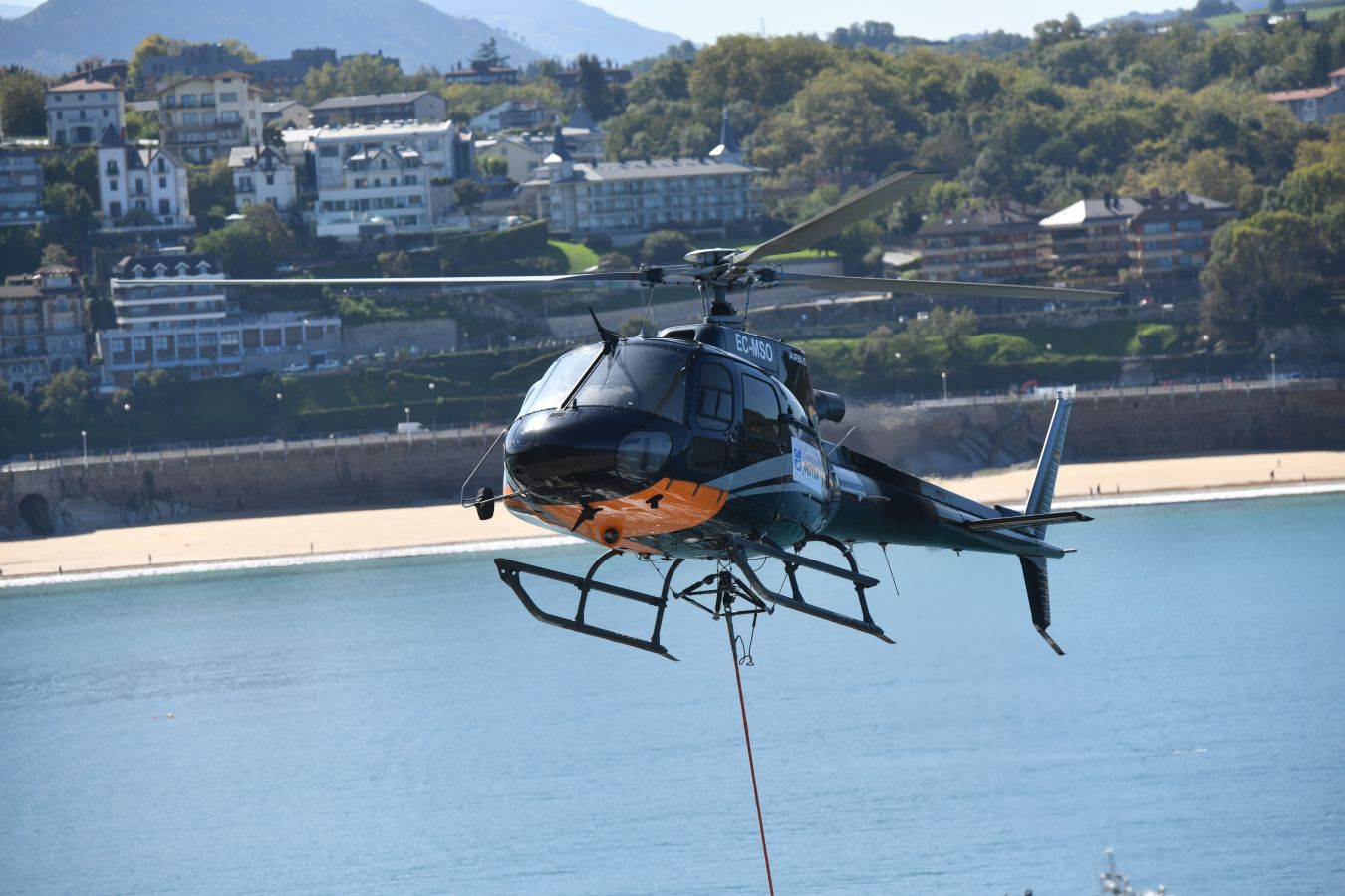 Un helicóptero ha sido el encargado de trasladar, por piezas, la grúa para la obra del Faro.