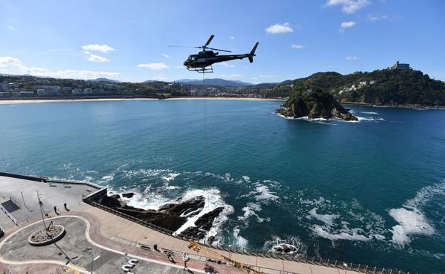 El helicóptero ha realizado 33 viajes para trasladar todo el material a la isla. 