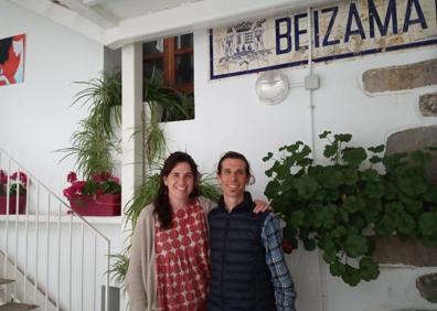 Imagen secundaria 1 - Janire, Andoitz, Joxé Luis e Idoia en el bar municipal..Leire Retegi e Iñigo Altuna junto al cartel de Beizama. Andrea Ferreira junto a su perro paseando por el pueblo.