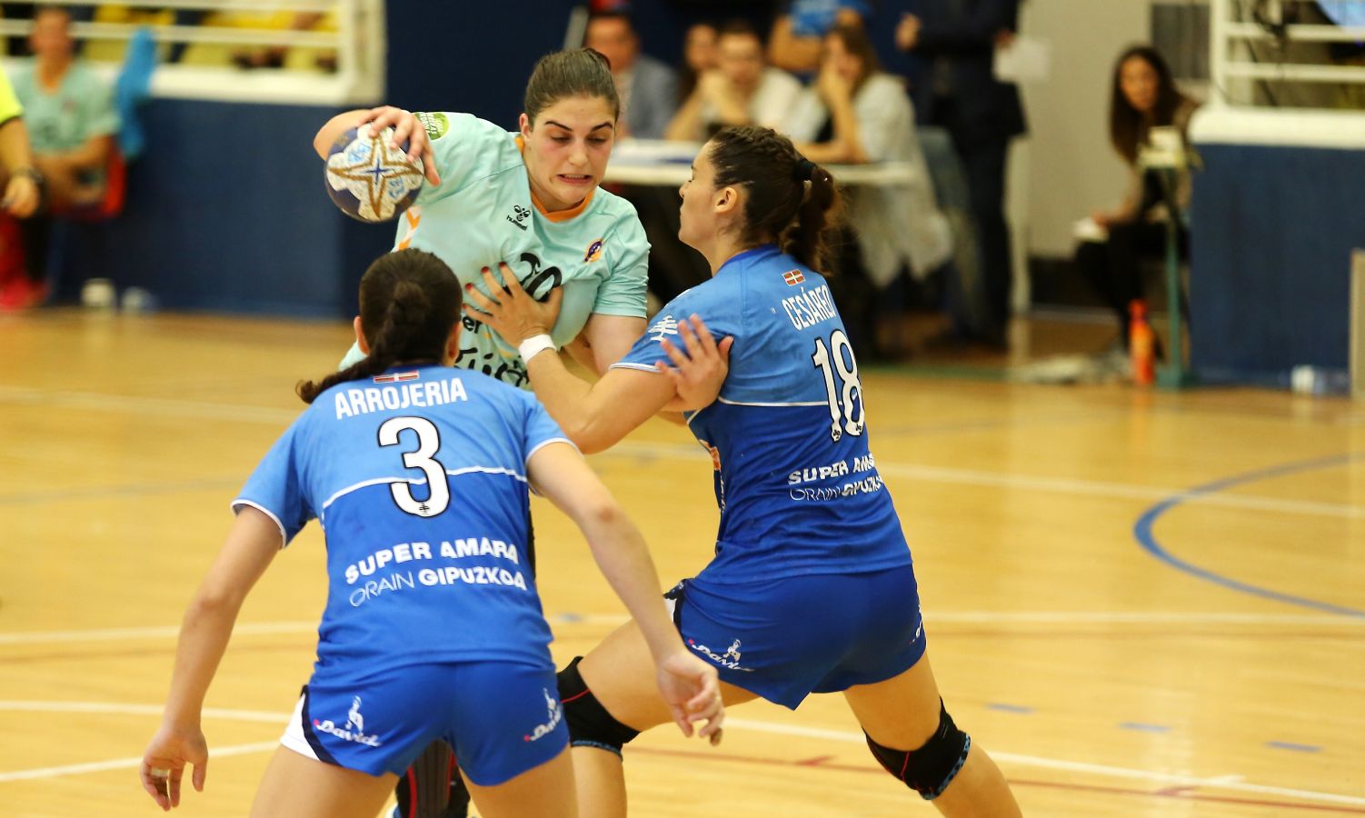 El Super Amara Bera Bera ha ganado al Gijón 32-21 esta mañana delante de su afición. 