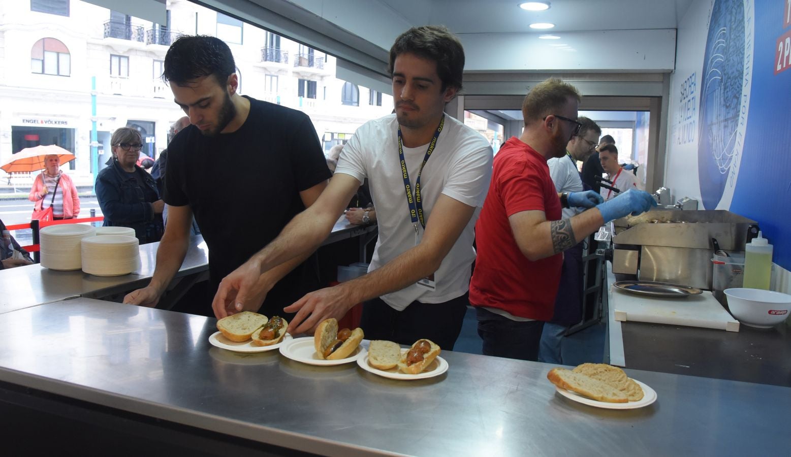 La sala de cámara del Kursaal ha acogido esta mañana con entrada libre, la actividad 'chef por un día'. Cuatro aficionados han compartido escenario con Sergio Humada, Ly Leap, Pablo Loureiro y JP Anglo. 