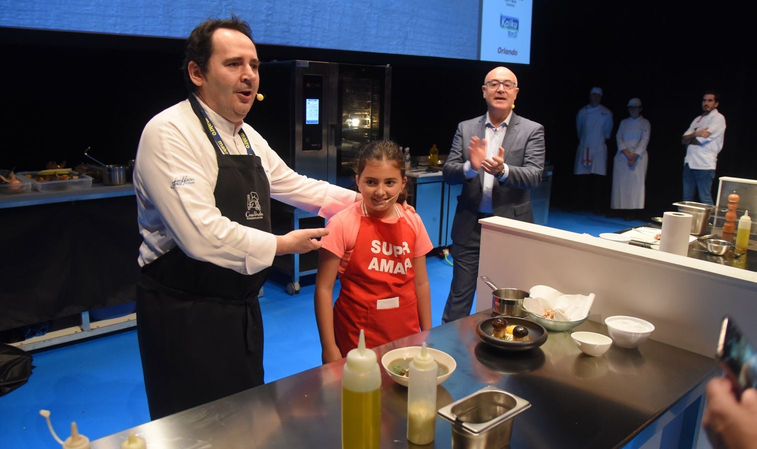 La sala de cámara del Kursaal ha acogido esta mañana con entrada libre, la actividad 'chef por un día'. Cuatro aficionados han compartido escenario con Sergio Humada, Ly Leap, Pablo Loureiro y JP Anglo. 