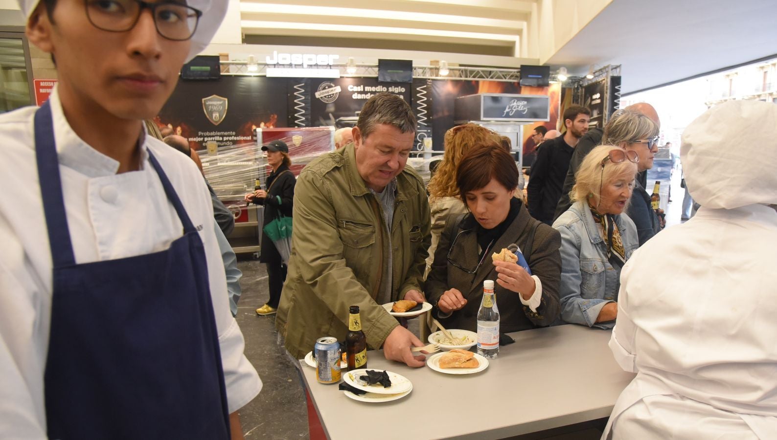 La sala de cámara del Kursaal ha acogido esta mañana con entrada libre, la actividad 'chef por un día'. Cuatro aficionados han compartido escenario con Sergio Humada, Ly Leap, Pablo Loureiro y JP Anglo. 