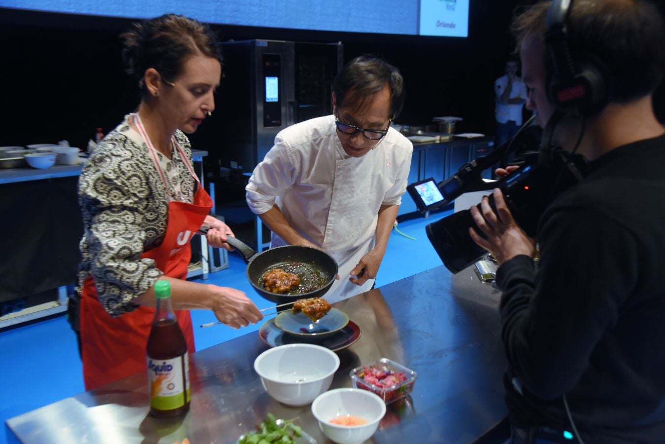 La sala de cámara del Kursaal ha acogido esta mañana con entrada libre, la actividad 'chef por un día'. Cuatro aficionados han compartido escenario con Sergio Humada, Ly Leap, Pablo Loureiro y JP Anglo. 