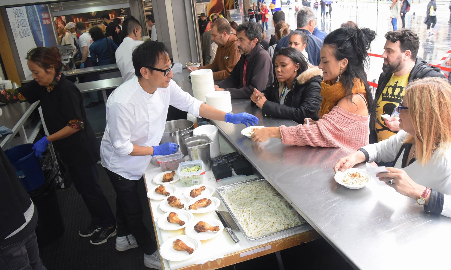 La sala de cámara del Kursaal ha acogido esta mañana con entrada libre, la actividad 'chef por un día'. Cuatro aficionados han compartido escenario con Sergio Humada, Ly Leap, Pablo Loureiro y JP Anglo. 