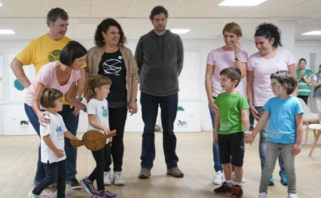 Ikasleek eman eta jaso zuten lekukoa. Dagoeneko Tolosaldean da. 