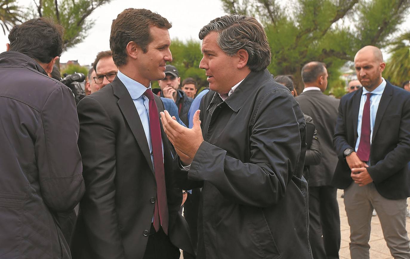 Iñigo Arcauz y Pablo Casado, en el paseo de La Concha en la campaña del 28-A. 