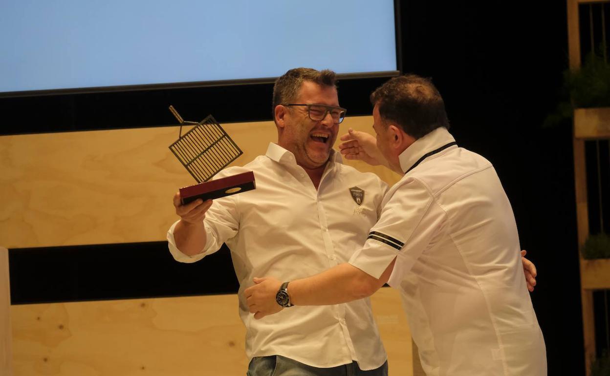 Manu Yebras recibe el premio de manos de Martin Berasategui.