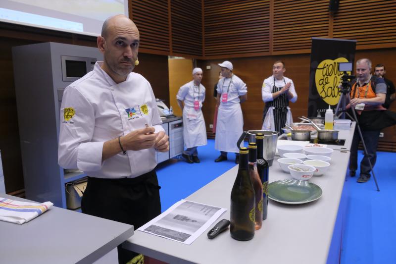 El chef Luis Alberto Lera cocinó en directo la pechuga de pichón con rillete. 