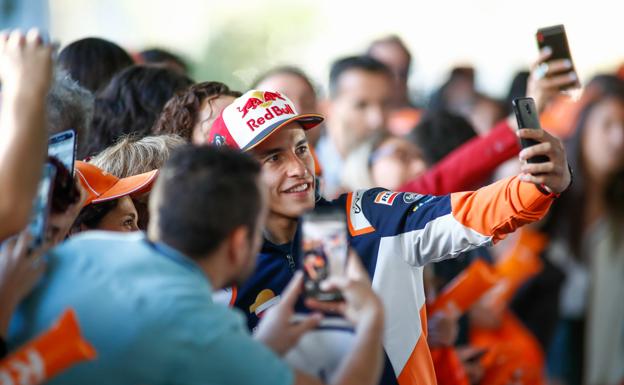 Marc Márquez dedicó tiempo a los fans presentes en el Repsol Campus de Madrid antes de la rueda de prensa 