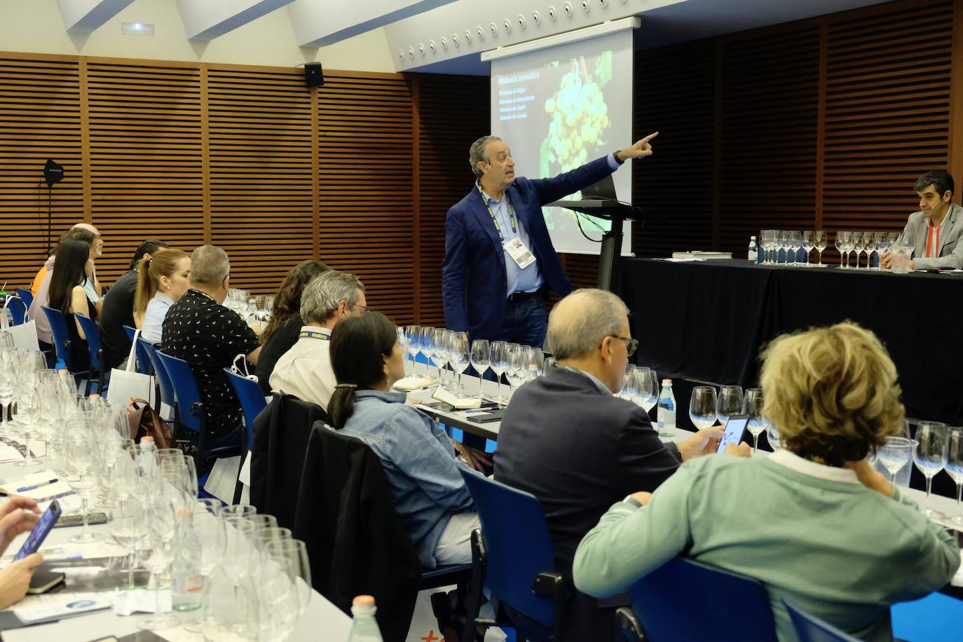 La influencia de Juan Sebastián Elcano en la tradición de la parrilla de Getaria, las palabras de Joan Roca, del tres estrellas Michelin El Celler de Can Roca (Girona), los hongos marinos descubiertos por el triestrellado Ángel León (Aponiente) o la reinvención de la tradición colombiana a cargo de Leonor Espinosa han destacado este martes en la segunda jornada de San Sebastian Gastronomika