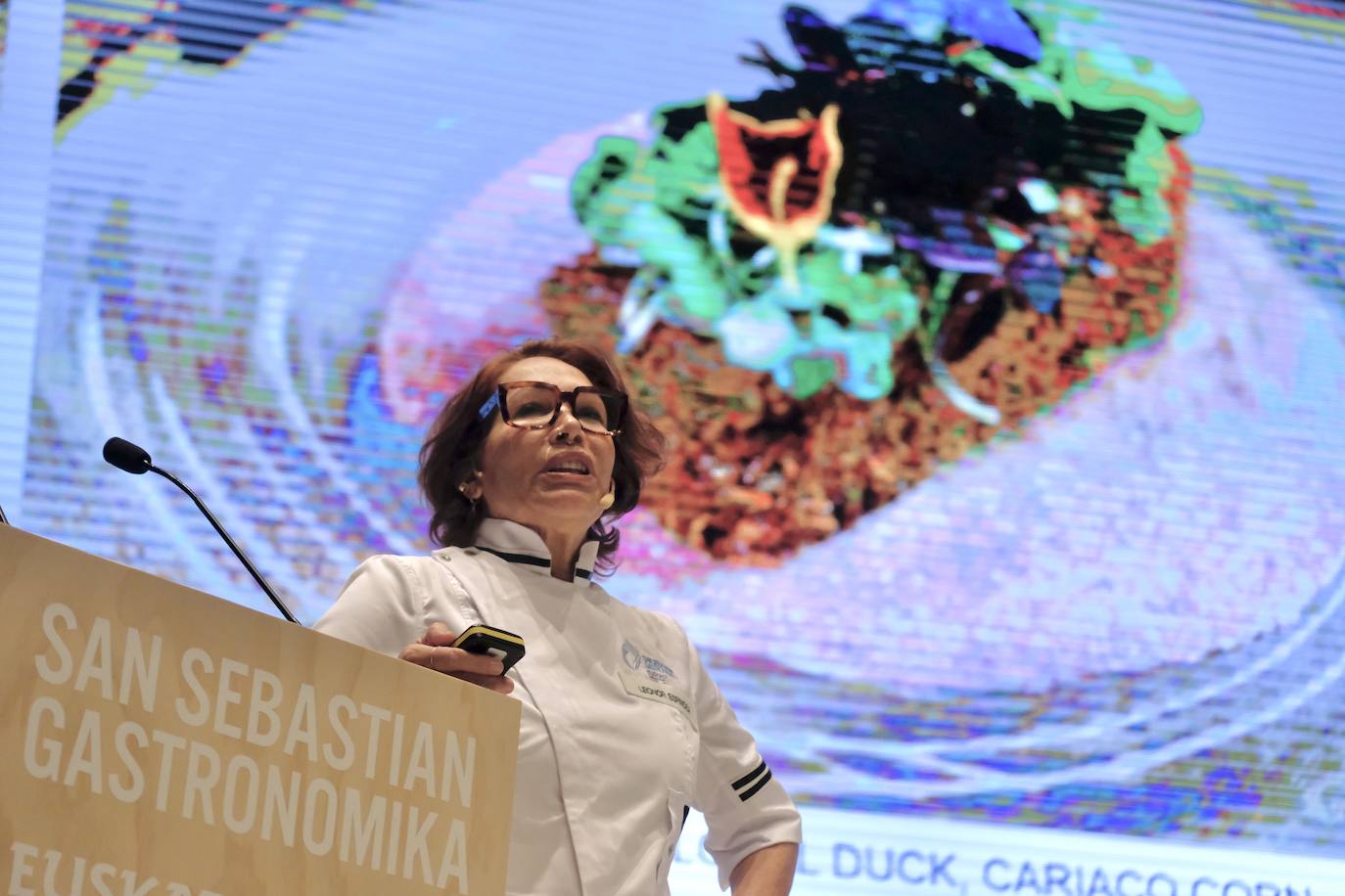 La influencia de Juan Sebastián Elcano en la tradición de la parrilla de Getaria, las palabras de Joan Roca, del tres estrellas Michelin El Celler de Can Roca (Girona), los hongos marinos descubiertos por el triestrellado Ángel León (Aponiente) o la reinvención de la tradición colombiana a cargo de Leonor Espinosa han destacado este martes en la segunda jornada de San Sebastian Gastronomika