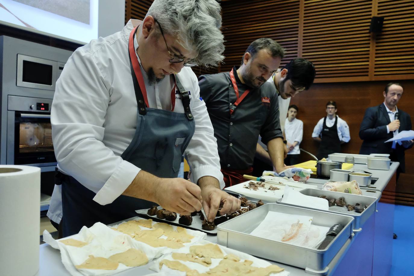 La influencia de Juan Sebastián Elcano en la tradición de la parrilla de Getaria, las palabras de Joan Roca, del tres estrellas Michelin El Celler de Can Roca (Girona), los hongos marinos descubiertos por el triestrellado Ángel León (Aponiente) o la reinvención de la tradición colombiana a cargo de Leonor Espinosa han destacado este martes en la segunda jornada de San Sebastian Gastronomika
