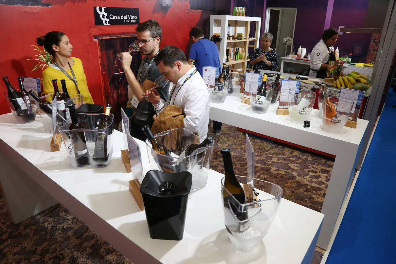 La influencia de Juan Sebastián Elcano en la tradición de la parrilla de Getaria, las palabras de Joan Roca, del tres estrellas Michelin El Celler de Can Roca (Girona), los hongos marinos descubiertos por el triestrellado Ángel León (Aponiente) o la reinvención de la tradición colombiana a cargo de Leonor Espinosa han destacado este martes en la segunda jornada de San Sebastian Gastronomika