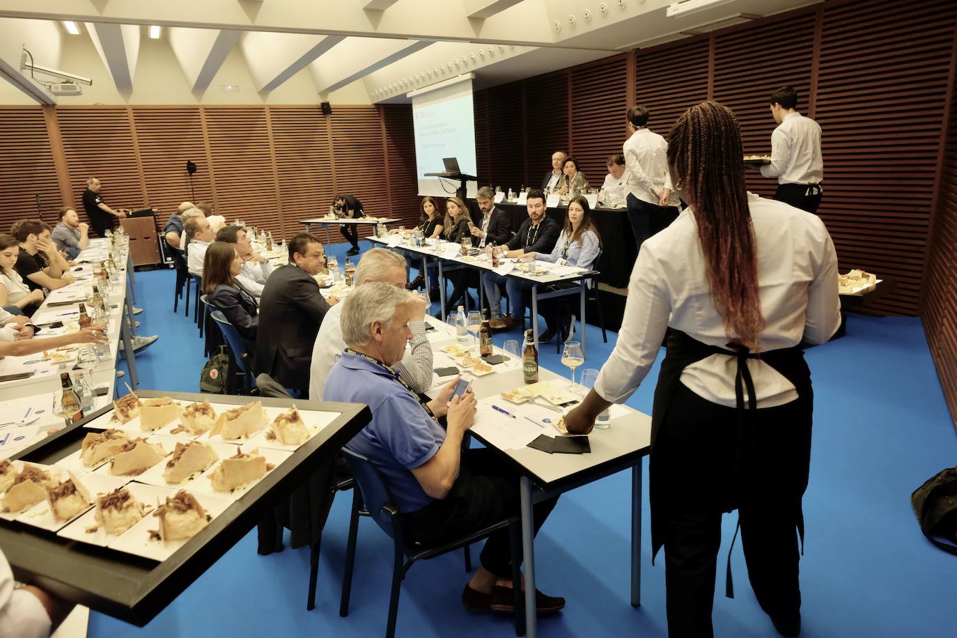 La influencia de Juan Sebastián Elcano en la tradición de la parrilla de Getaria, las palabras de Joan Roca, del tres estrellas Michelin El Celler de Can Roca (Girona), los hongos marinos descubiertos por el triestrellado Ángel León (Aponiente) o la reinvención de la tradición colombiana a cargo de Leonor Espinosa han destacado este martes en la segunda jornada de San Sebastian Gastronomika