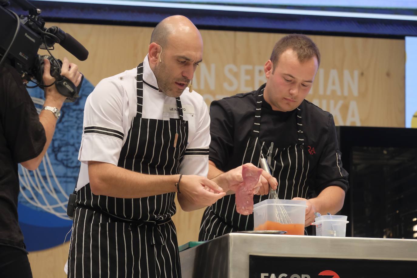 La influencia de Juan Sebastián Elcano en la tradición de la parrilla de Getaria, las palabras de Joan Roca, del tres estrellas Michelin El Celler de Can Roca (Girona), los hongos marinos descubiertos por el triestrellado Ángel León (Aponiente) o la reinvención de la tradición colombiana a cargo de Leonor Espinosa han destacado este martes en la segunda jornada de San Sebastian Gastronomika