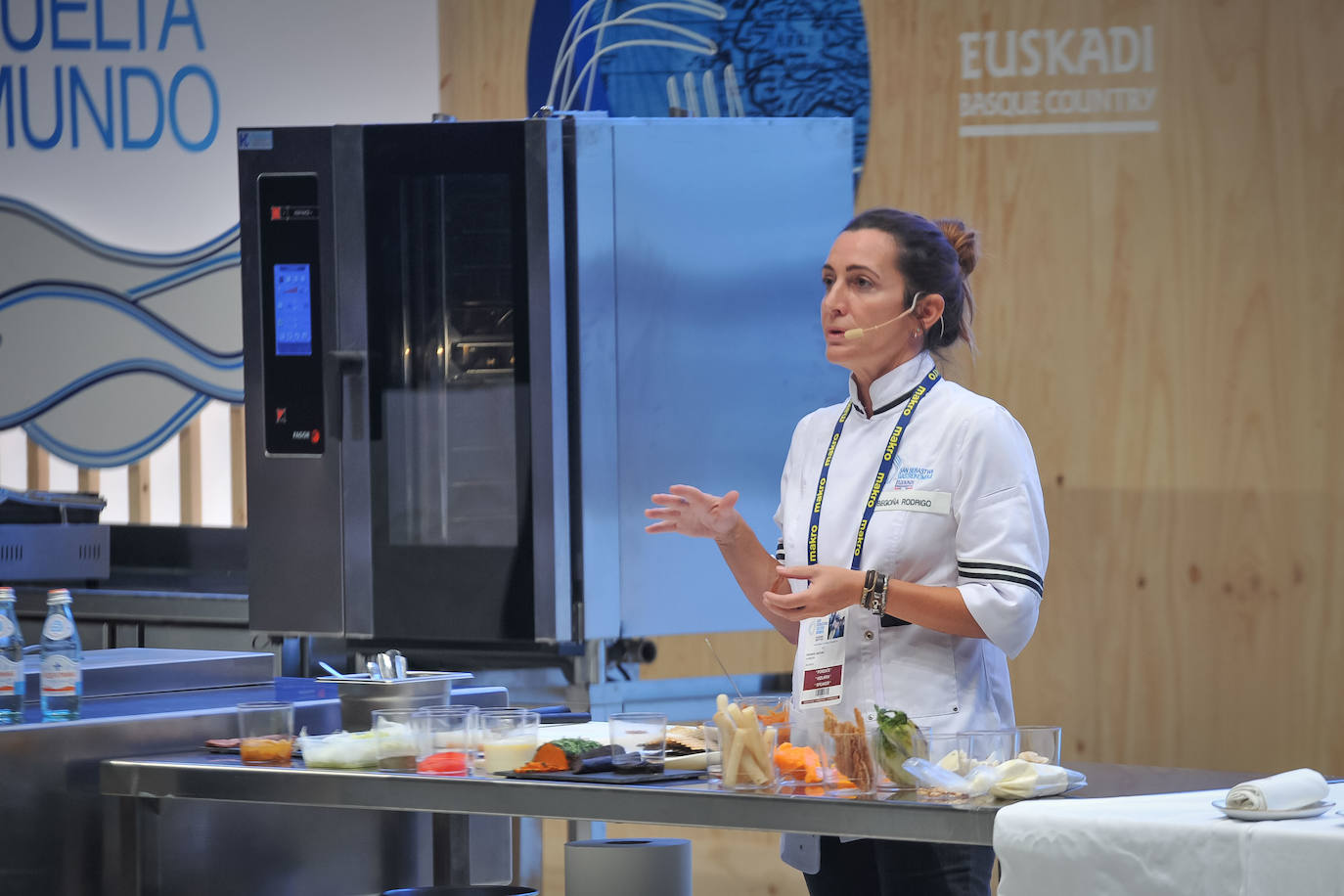 La influencia de Juan Sebastián Elcano en la tradición de la parrilla de Getaria, las palabras de Joan Roca, del tres estrellas Michelin El Celler de Can Roca (Girona), los hongos marinos descubiertos por el triestrellado Ángel León (Aponiente) o la reinvención de la tradición colombiana a cargo de Leonor Espinosa han destacado este martes en la segunda jornada de San Sebastian Gastronomika