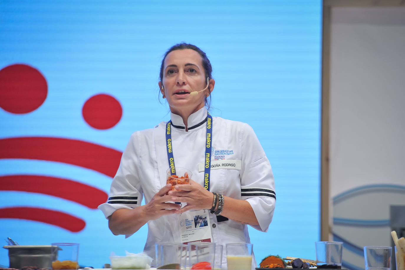 La influencia de Juan Sebastián Elcano en la tradición de la parrilla de Getaria, las palabras de Joan Roca, del tres estrellas Michelin El Celler de Can Roca (Girona), los hongos marinos descubiertos por el triestrellado Ángel León (Aponiente) o la reinvención de la tradición colombiana a cargo de Leonor Espinosa han destacado este martes en la segunda jornada de San Sebastian Gastronomika