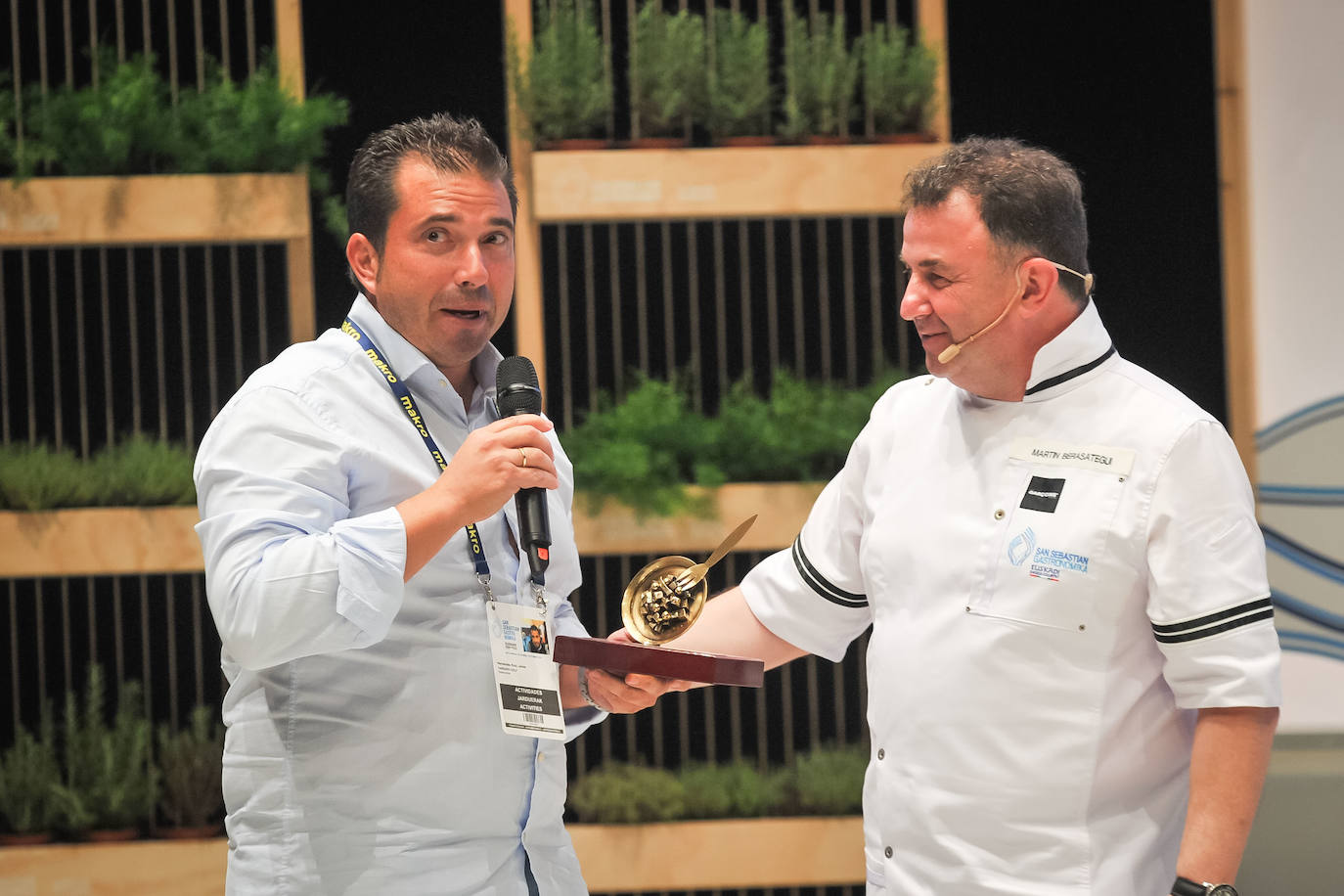 La influencia de Juan Sebastián Elcano en la tradición de la parrilla de Getaria, las palabras de Joan Roca, del tres estrellas Michelin El Celler de Can Roca (Girona), los hongos marinos descubiertos por el triestrellado Ángel León (Aponiente) o la reinvención de la tradición colombiana a cargo de Leonor Espinosa han destacado este martes en la segunda jornada de San Sebastian Gastronomika