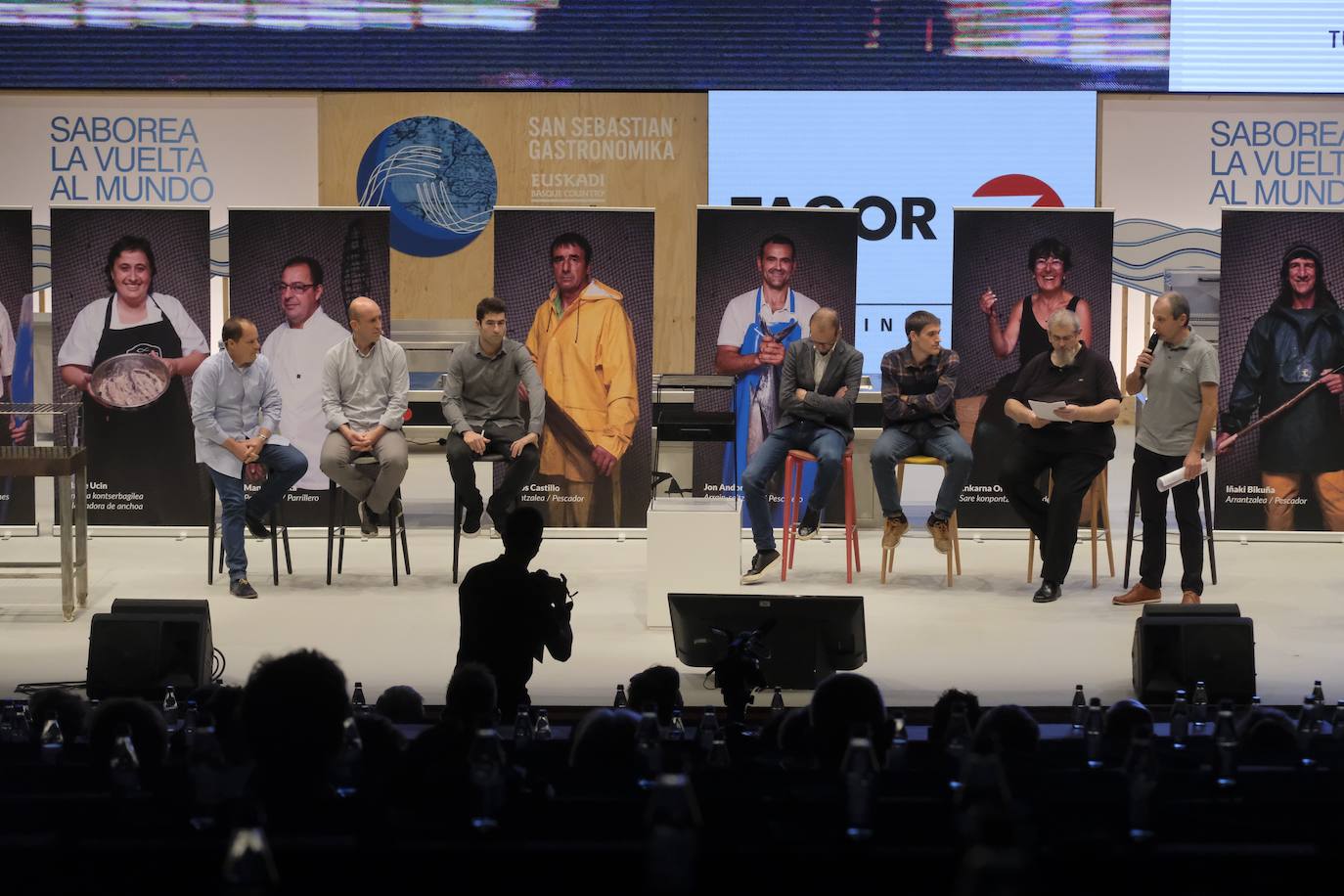 La influencia de Juan Sebastián Elcano en la tradición de la parrilla de Getaria, las palabras de Joan Roca, del tres estrellas Michelin El Celler de Can Roca (Girona), los hongos marinos descubiertos por el triestrellado Ángel León (Aponiente) o la reinvención de la tradición colombiana a cargo de Leonor Espinosa han destacado este martes en la segunda jornada de San Sebastian Gastronomika