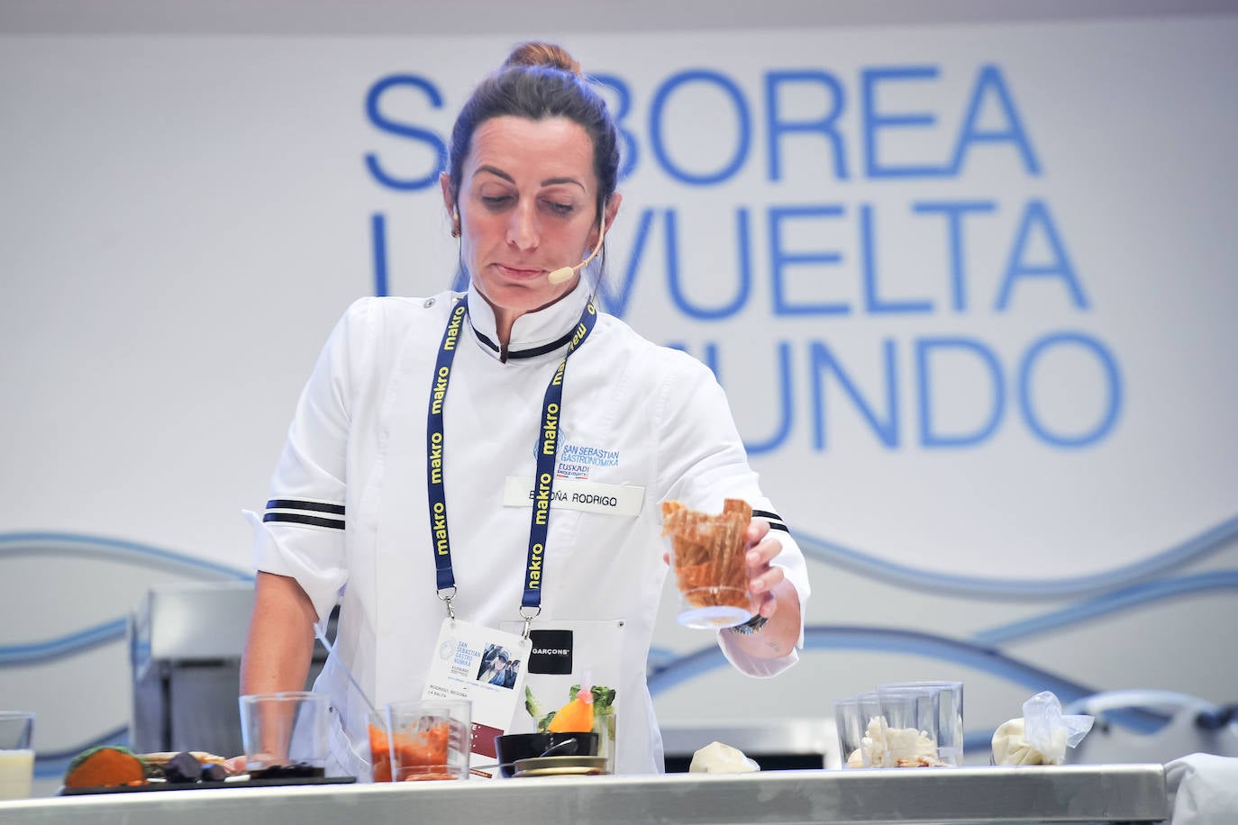 La influencia de Juan Sebastián Elcano en la tradición de la parrilla de Getaria, las palabras de Joan Roca, del tres estrellas Michelin El Celler de Can Roca (Girona), los hongos marinos descubiertos por el triestrellado Ángel León (Aponiente) o la reinvención de la tradición colombiana a cargo de Leonor Espinosa han destacado este martes en la segunda jornada de San Sebastian Gastronomika