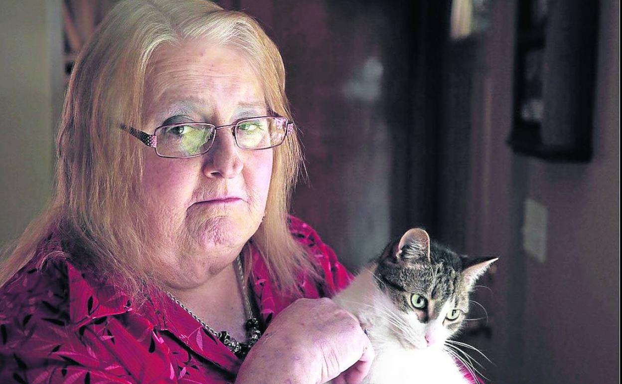 Aimee Stephens, de 58 años, en su casa de Detroit con uno de sus gatos.
