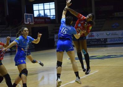 Imagen secundaria 1 - Balonmano: El Super Amara se acuesta como líder tras superar al porriño