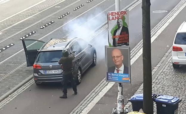 El terrorista de Halle dispara en plena calle después de fracasar en su objetivo, el templo judío.