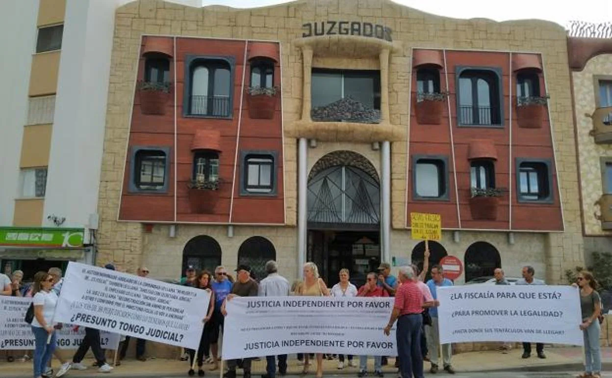 Vecinos de Vera se manifestan ante los juzgados para defender la proipiedad de sus viviendas. 