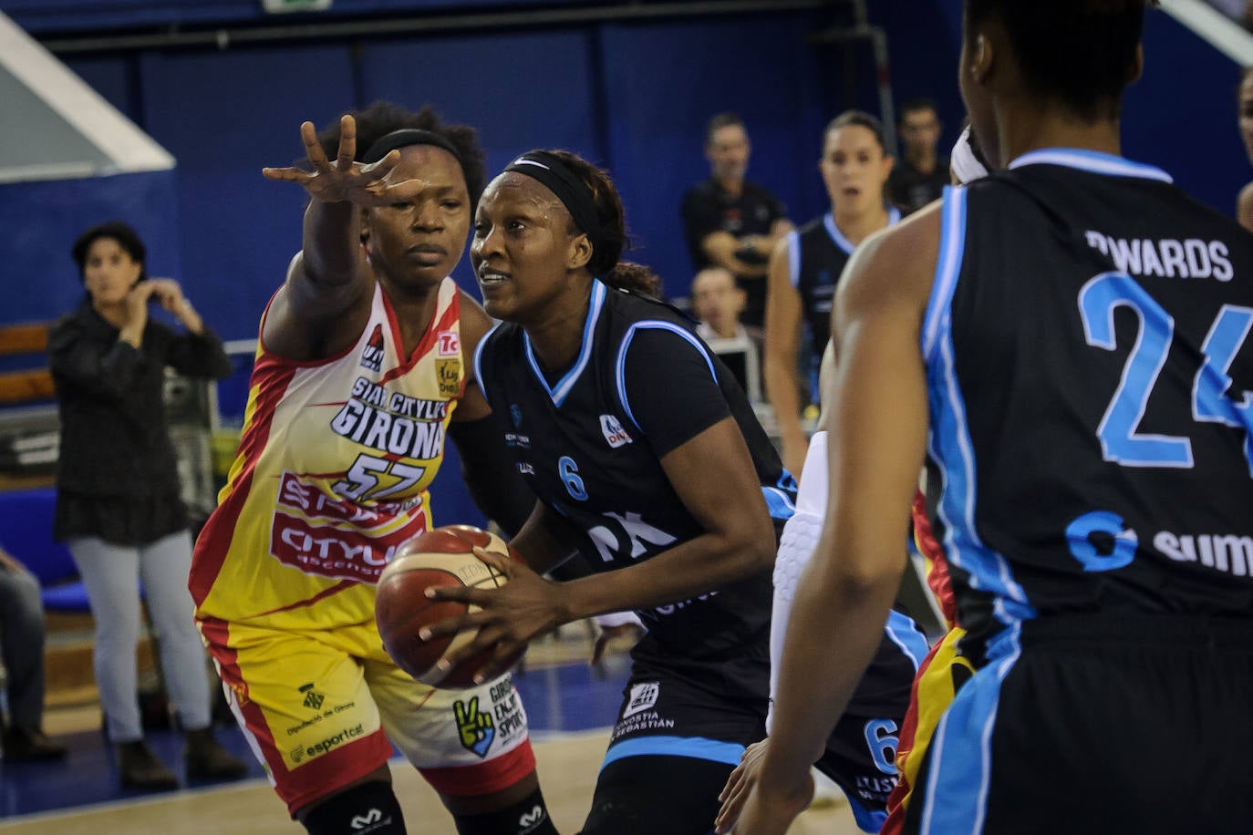 El campeón de Liga, el Girona, no da opción al IDK Gipuzkoa, que sigue sin estrenarse. Perdió este miércoles 45-67 en el Gasca.