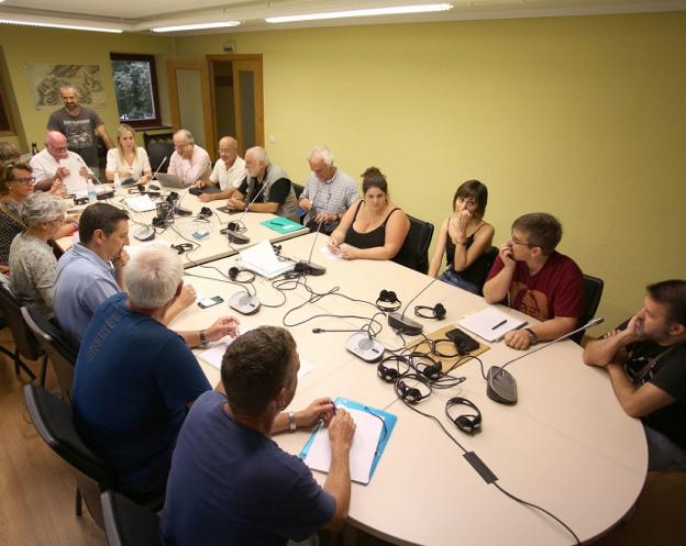 Reunión de la Junta de Distrito Este, hace un año, en la Tenencia de Alcaldía de Altza. 