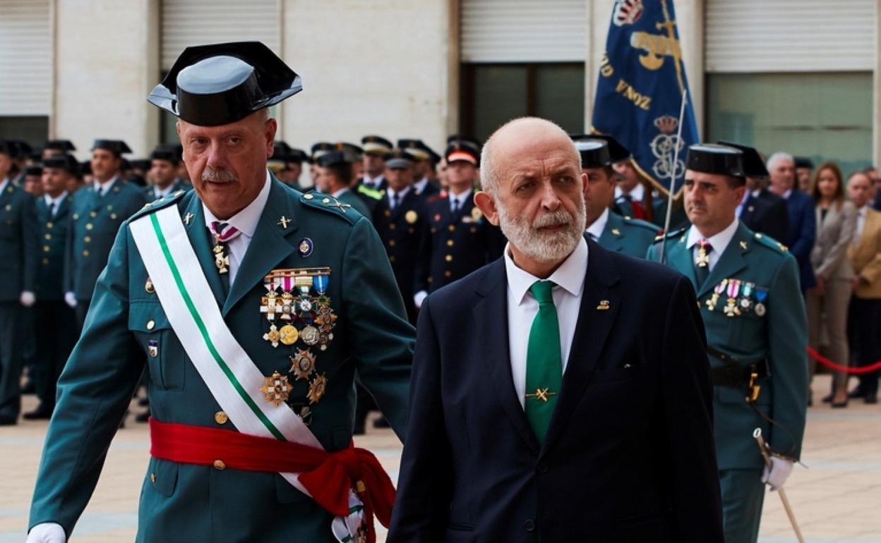 El general Pedro y el director del cuerpo, Félix Azón.