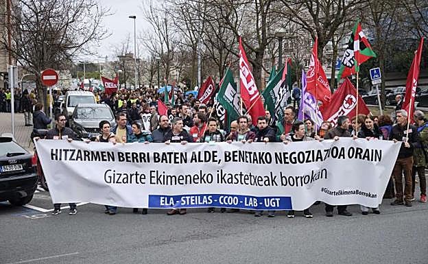 Manifestación en San Sebastián de los sindicatos reclamando la negociación