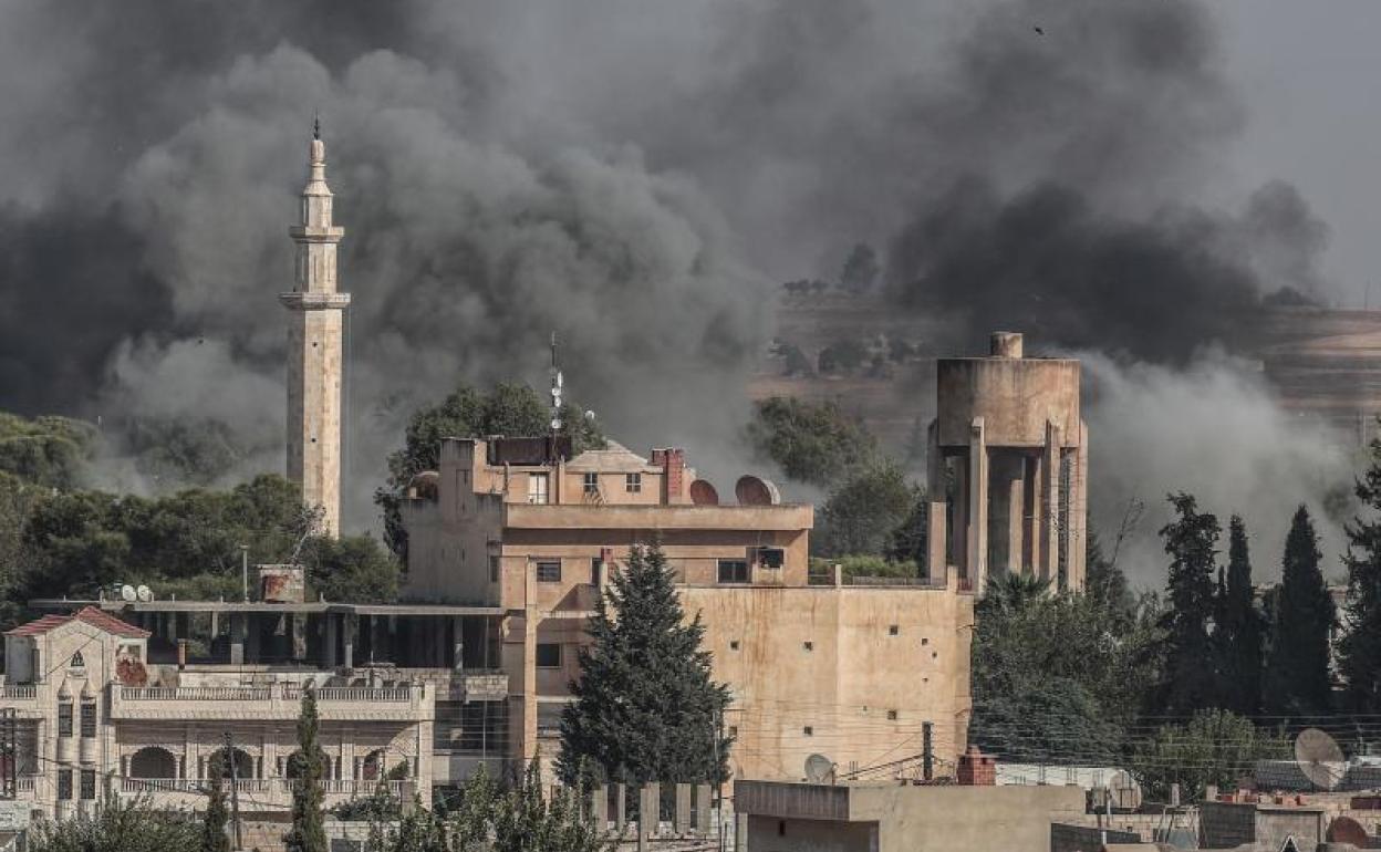 Imagen de varias columnas de humo tras lo bombardeos turcos sobre territorio sirio.