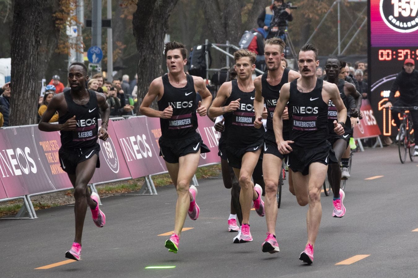 El atleta keniata Eliud Kipchge consiguió la victoria en esta carrera no oficial con un tiempo de 1:59:40 