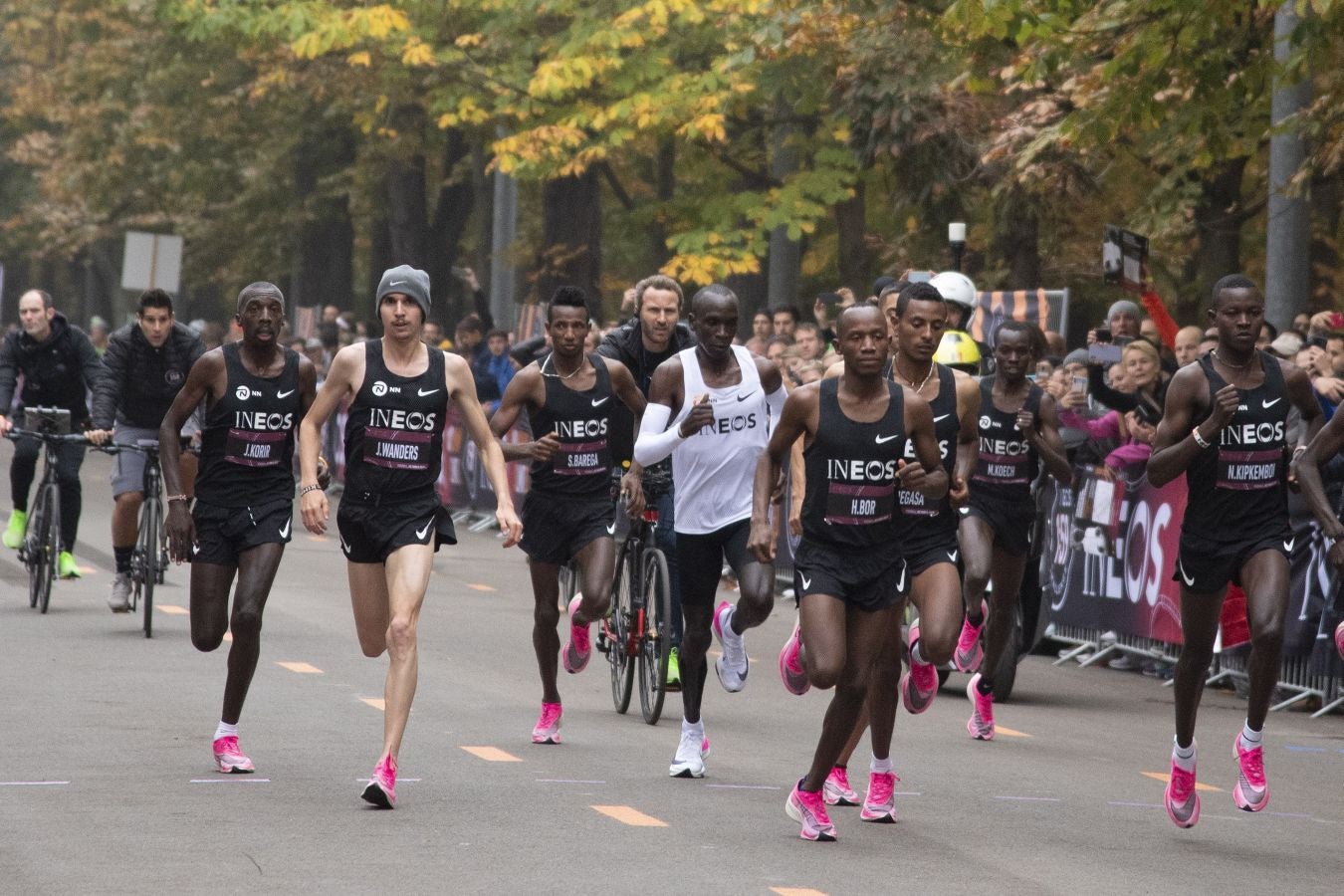 El atleta keniata Eliud Kipchge consiguió la victoria en esta carrera no oficial con un tiempo de 1:59:40 